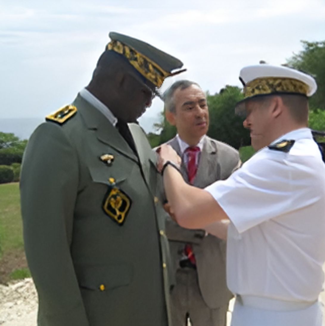 Remise de décoration en tenue d'apparat