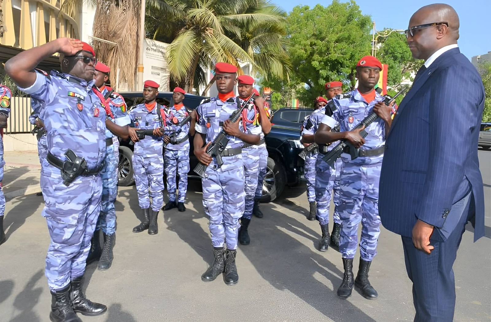 Mouhamadou Makhtar Cissé passant en revue une garde d'honneur